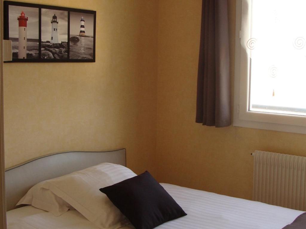 Hotel Le Flaubert Fougeres Ruang foto