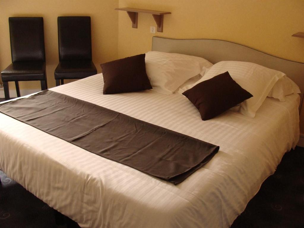 Hotel Le Flaubert Fougeres Ruang foto