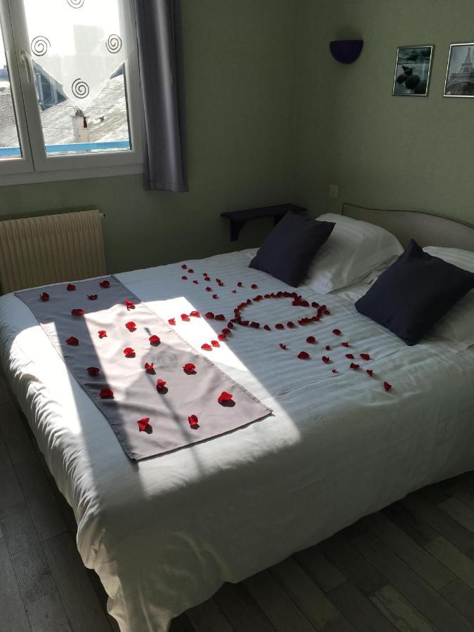Hotel Le Flaubert Fougeres Bagian luar foto