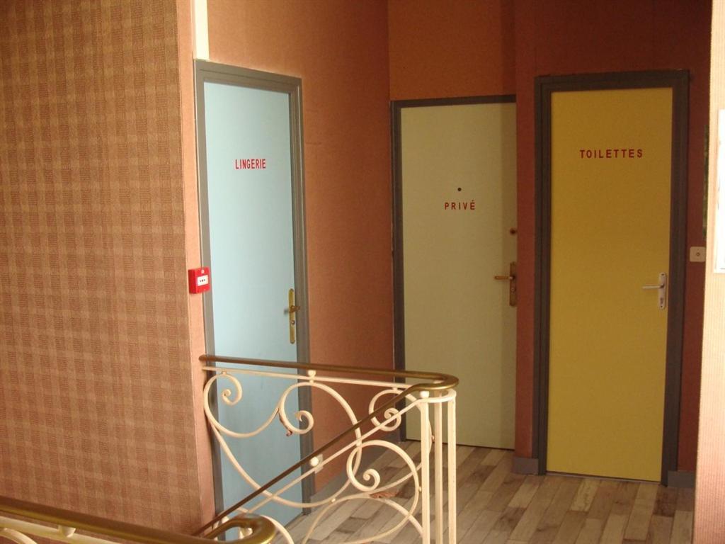 Hotel Le Flaubert Fougeres Bagian luar foto