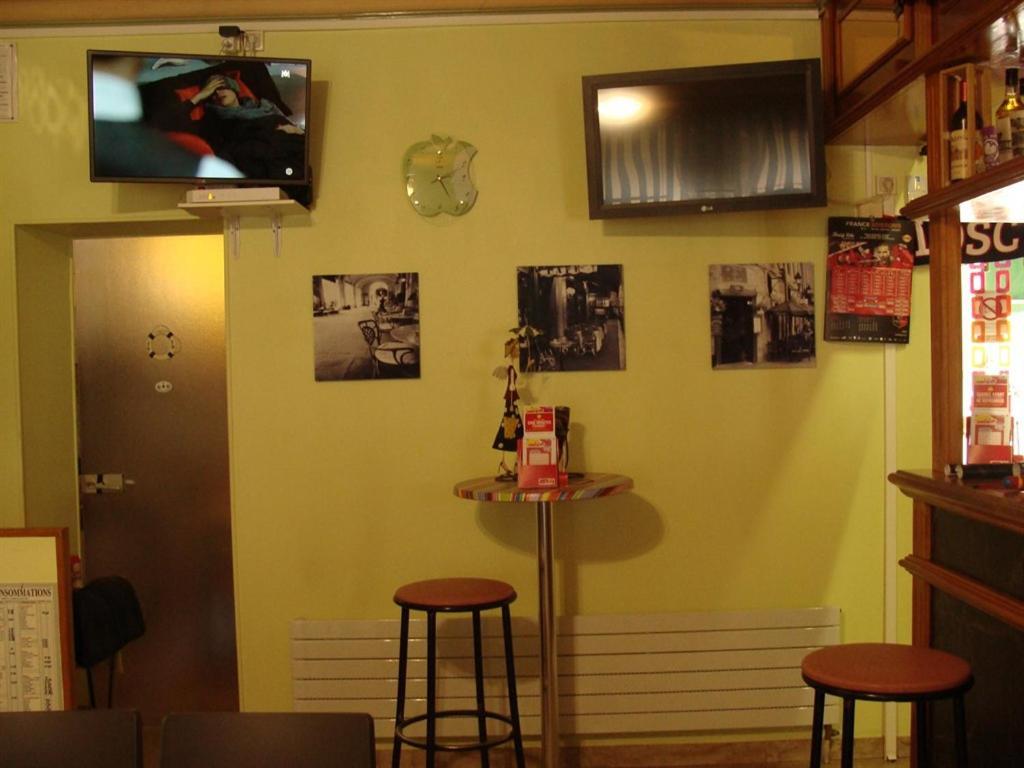 Hotel Le Flaubert Fougeres Bagian luar foto