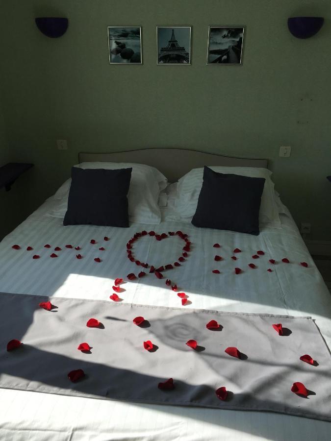 Hotel Le Flaubert Fougeres Bagian luar foto