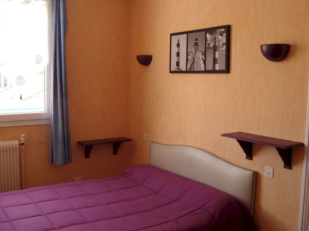 Hotel Le Flaubert Fougeres Bagian luar foto