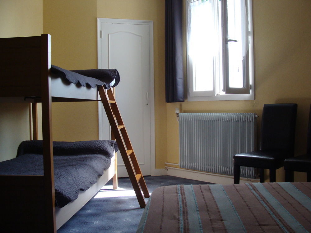 Hotel Le Flaubert Fougeres Bagian luar foto