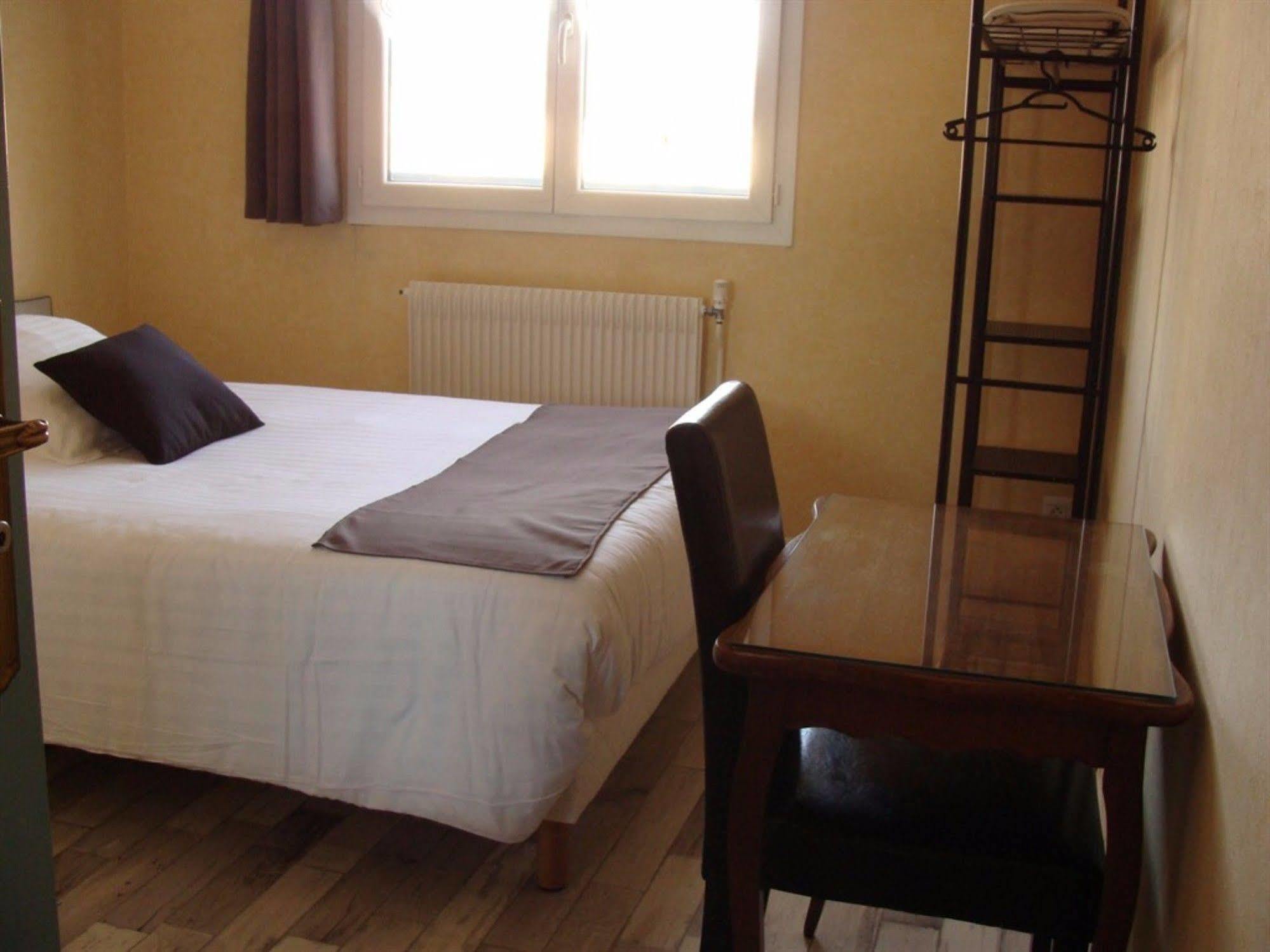 Hotel Le Flaubert Fougeres Bagian luar foto