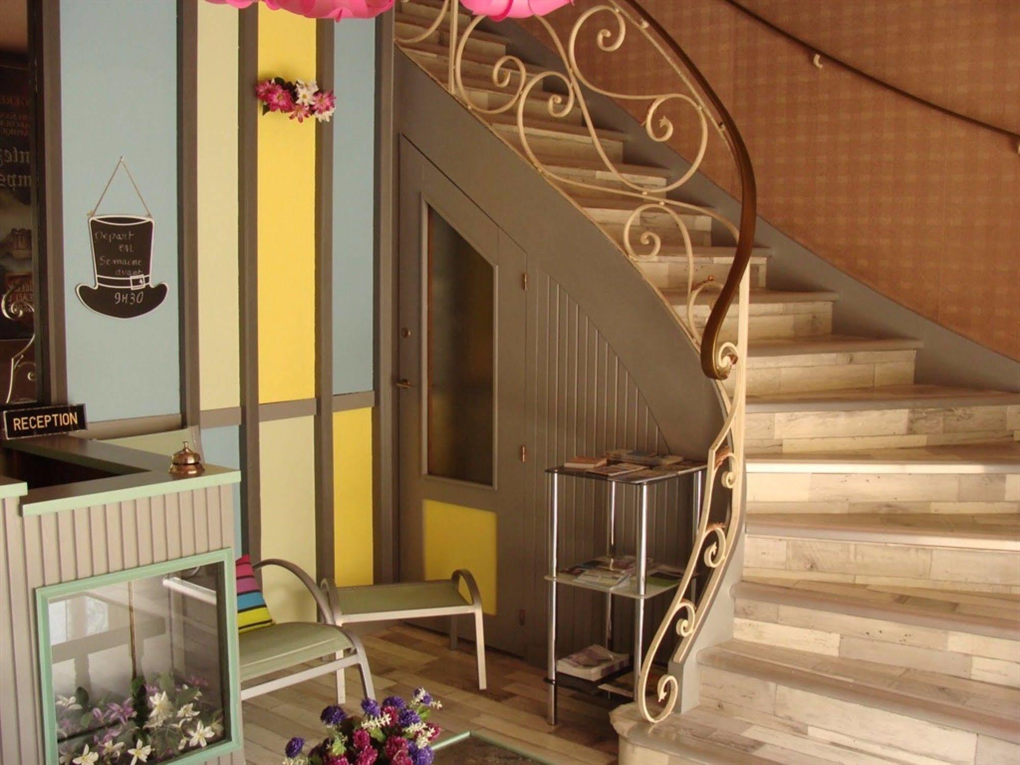 Hotel Le Flaubert Fougeres Bagian luar foto