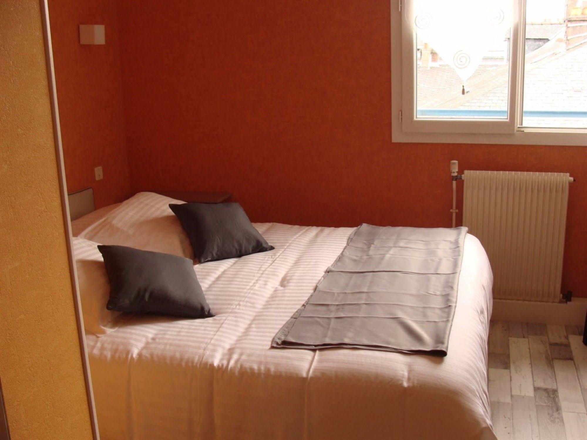 Hotel Le Flaubert Fougeres Bagian luar foto