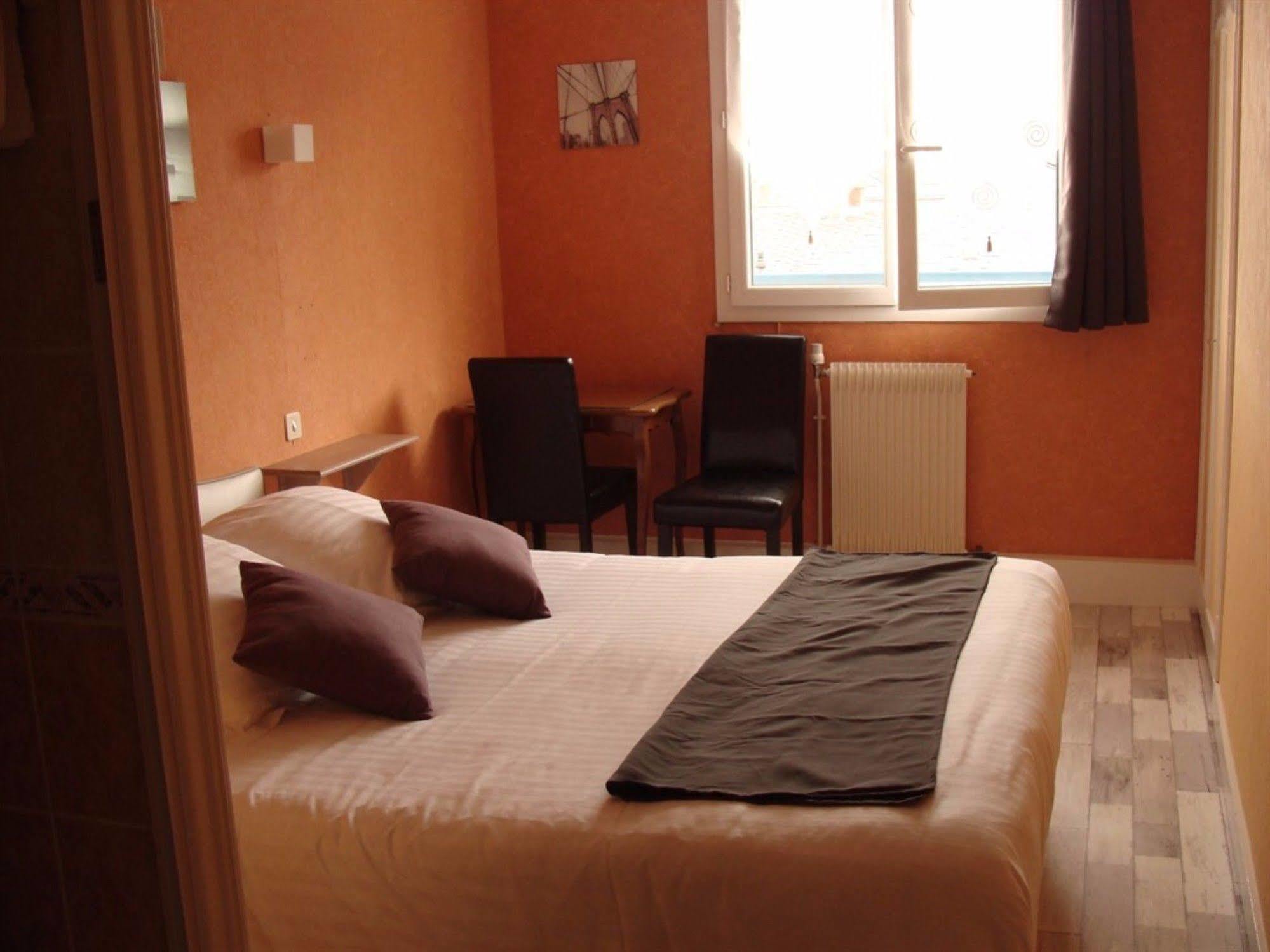 Hotel Le Flaubert Fougeres Bagian luar foto