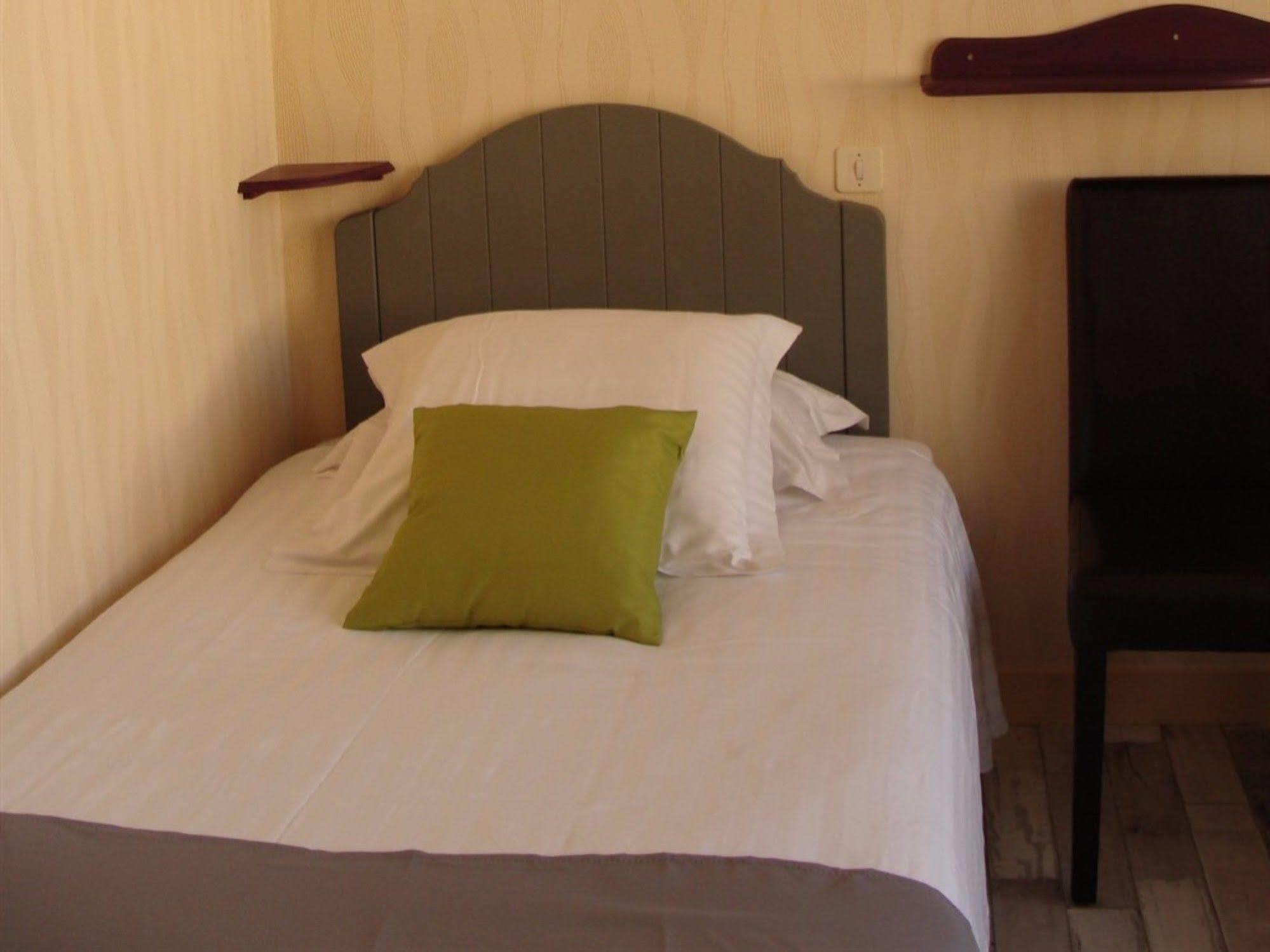 Hotel Le Flaubert Fougeres Bagian luar foto