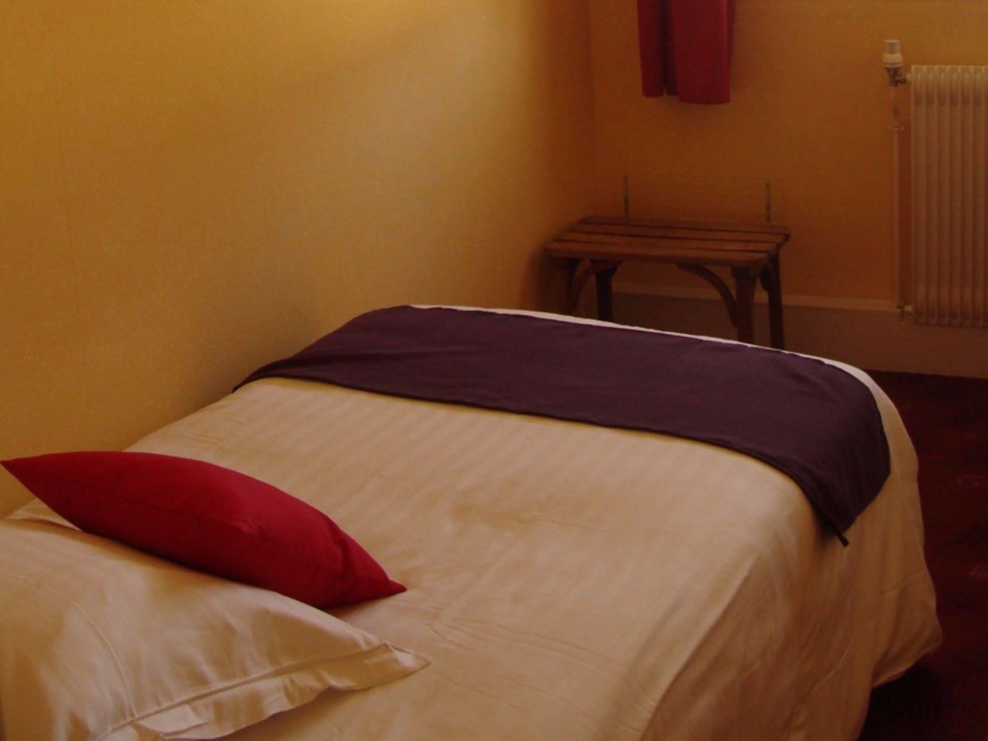 Hotel Le Flaubert Fougeres Bagian luar foto