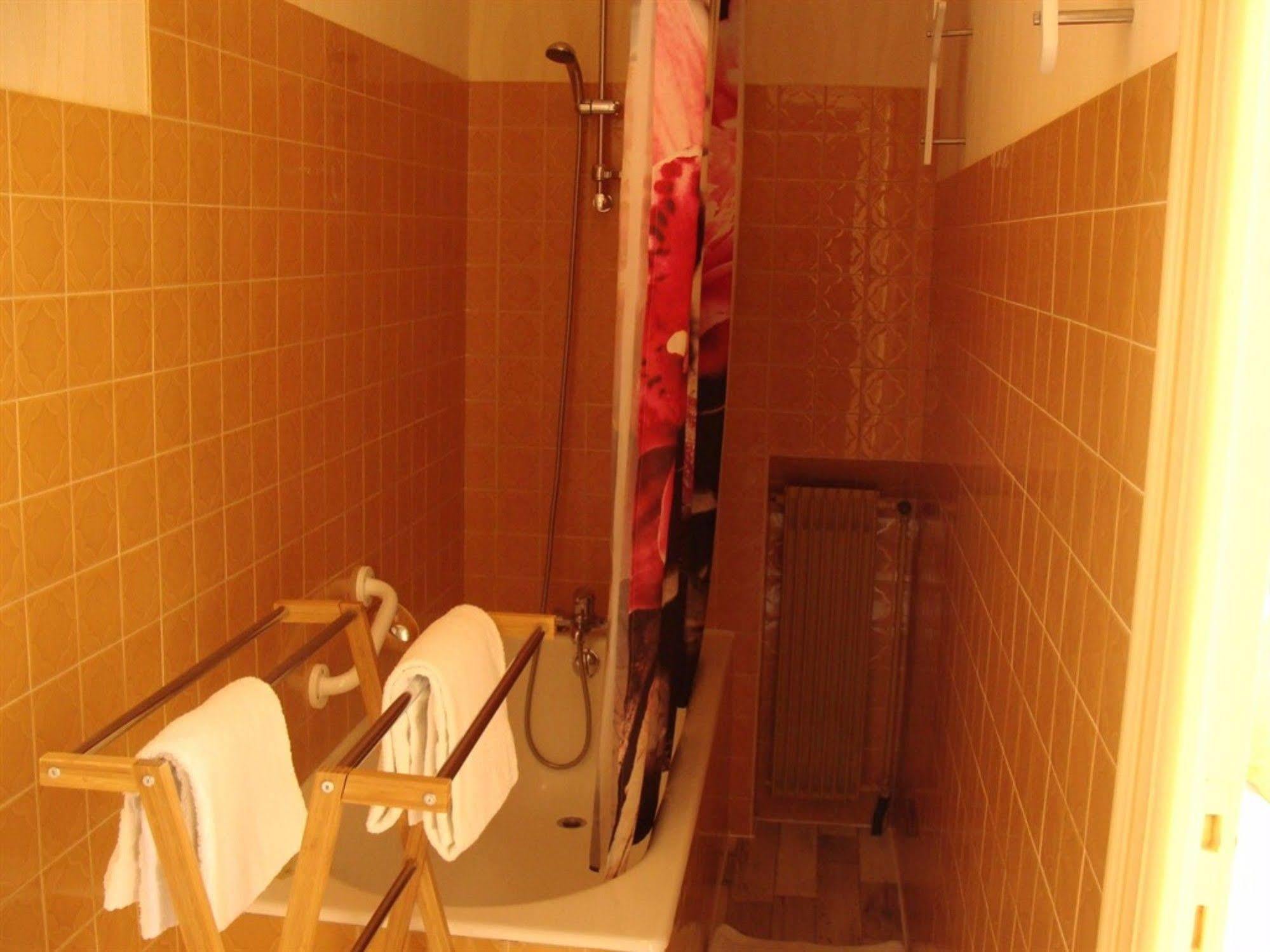 Hotel Le Flaubert Fougeres Bagian luar foto