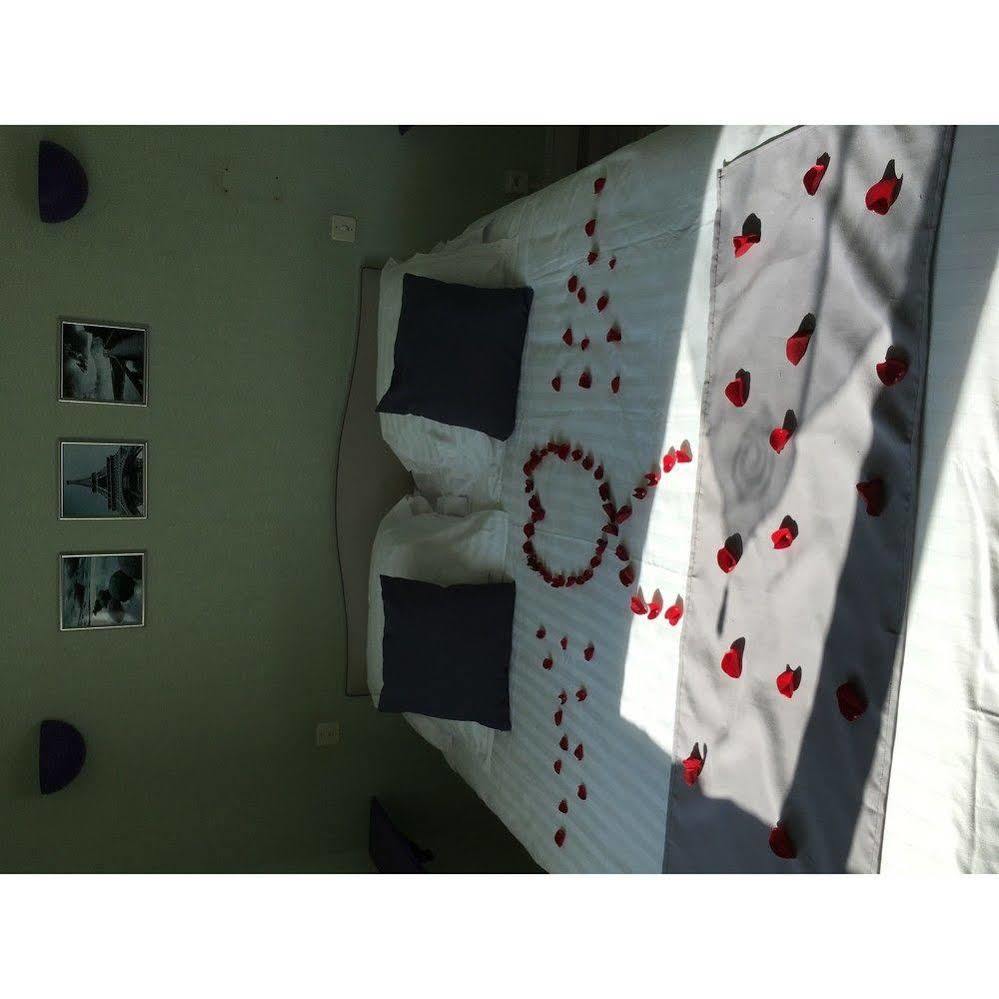Hotel Le Flaubert Fougeres Bagian luar foto